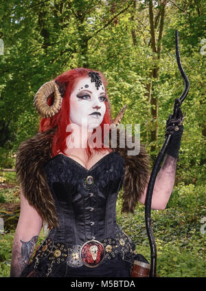 April 19, 2014, Haarzuilens, Niederlande: wunderschöne rothaarige Frau mit Ram Hörner auf der Elf Fantasy Fair (Elfia), einem Outdoor fantasy Event Stockfoto