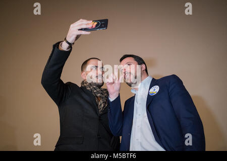 Neapel, Italien. 21 Feb, 2018. Matteo Salvini, der Führer der italienischen Rechten Partei "Lega Nord", in Caserta während seiner Wahlkampagne, präsentiert neue Kandidaten und sein Wahlprogramm. Credit: Claudio Menna/Pacific Press/Alamy leben Nachrichten Stockfoto