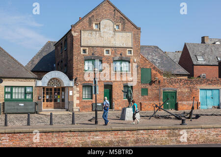 Ein paar lootk auf die Statue von Captain George Vancouver (1757-1798) in Purfleet Quay, Kings Lynn, Norfolk, Großbritannien Stockfoto