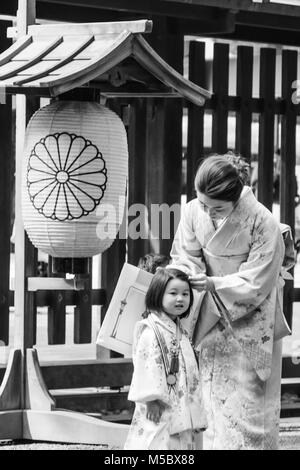 Eine Frau und ihre Tochter im Herbst Grand Festival in der Meiji Jingu Shrine, Tokyo Stockfoto