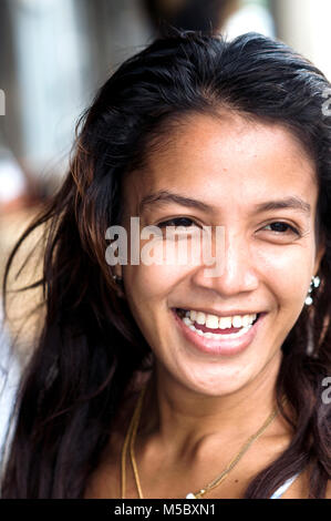 Porträt einer jungen Frau in der Innenstadt von Cebu City, Philippinen Stockfoto