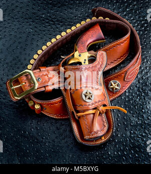 Alte Cowboy 45 Pistole und Leder gefertigten Holster. Stockfoto