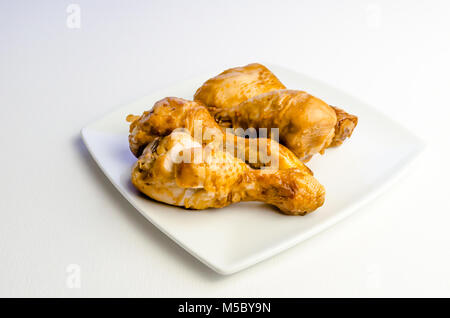 Ein Studio Foto von Roast Chicken Drumsticks Stockfoto