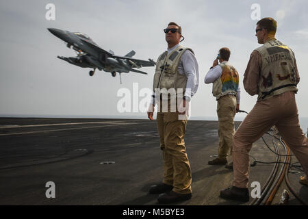 180221-N-VN 584-1568 arabischen Golf (Feb. 21, 2018) Eine EA-18G Growler, zugeordnet zu den Cougars von Electronic Attack Squadron (VAQ) 139, Ansätze der Flight Deck des Flugzeugträgers USS Theodore Roosevelt (CVN 71). Theodore Roosevelt und ihre Carrier strike Group werden in den USA 5 Flotte Bereich für Maßnahmen zur Erhöhung der Sicherheit im Seeverkehr im Einsatz Verbündeten und Partnern zu beruhigen und der Freiheit der Schiffahrt und des freien Handels in der Region erhalten. (U.S. Marine Foto von Mass Communication Specialist 3. Klasse Alex Corona/Freigegeben) Stockfoto