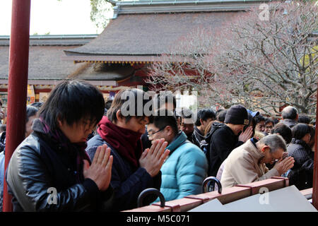 Pilger und Touristen um Dazaifu Tenmangu in Fukuoka. Im Februar 2018 übernommen. Stockfoto