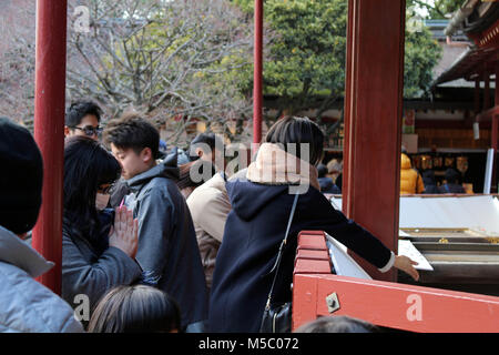 Pilger und Touristen um Dazaifu Tenmangu in Fukuoka. Im Februar 2018 übernommen. Stockfoto