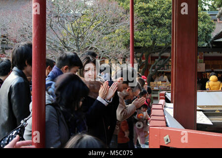 Pilger und Touristen um Dazaifu Tenmangu in Fukuoka. Im Februar 2018 übernommen. Stockfoto