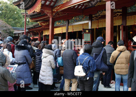 Pilger und Touristen um Dazaifu Tenmangu in Fukuoka. Im Februar 2018 übernommen. Stockfoto