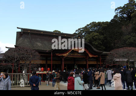 Pilger und Touristen um Dazaifu Tenmangu in Fukuoka. Im Februar 2018 übernommen. Stockfoto