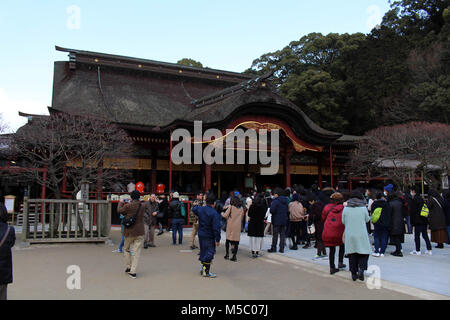 Pilger und Touristen um Dazaifu Tenmangu in Fukuoka. Im Februar 2018 übernommen. Stockfoto