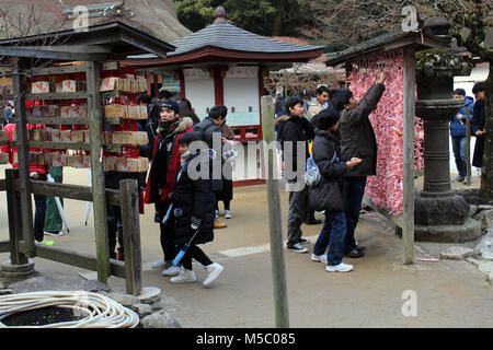 Pilger und Touristen um Dazaifu Tenmangu in Fukuoka. Im Februar 2018 übernommen. Stockfoto