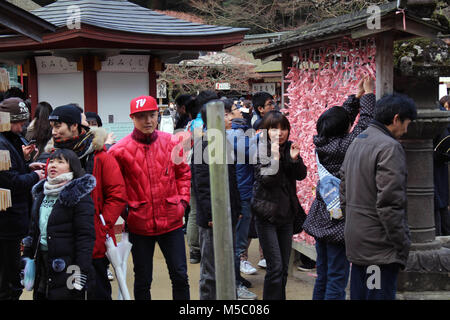 Pilger und Touristen um Dazaifu Tenmangu in Fukuoka. Im Februar 2018 übernommen. Stockfoto