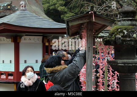 Pilger und Touristen um Dazaifu Tenmangu in Fukuoka. Im Februar 2018 übernommen. Stockfoto