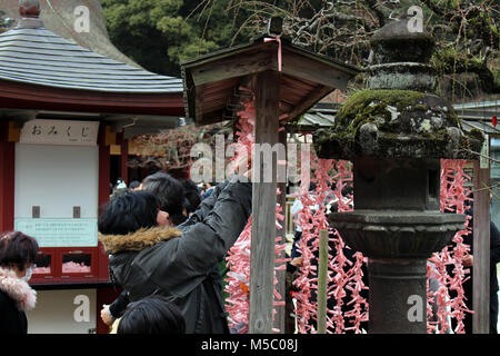 Pilger und Touristen um Dazaifu Tenmangu in Fukuoka. Im Februar 2018 übernommen. Stockfoto