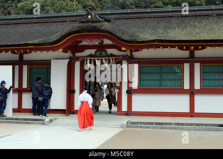 Eine Priesterin (Miko) um Dazaifu Tenmangu, Fukuoka, Japan. Im Februar 2018 übernommen. Stockfoto