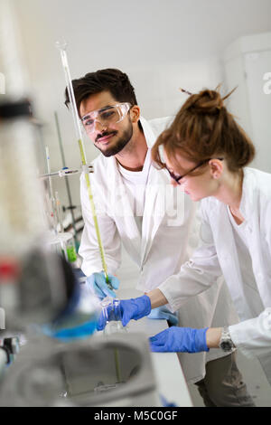 Gruppe von Wissenschaftlern im Labor arbeiten Stockfoto