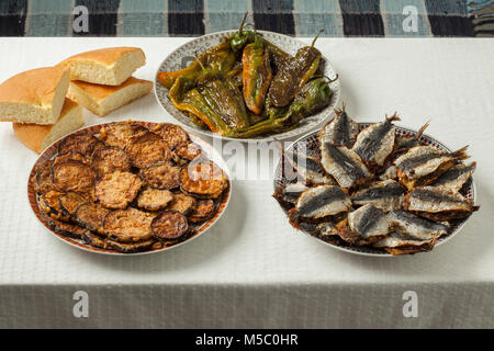 Marokkanische Essen mit Gefüllte Sardinen, Gerichte mit Gemüse und Brot Stockfoto