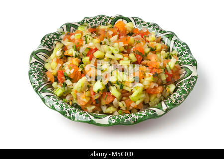 Marokkanisches Gericht mit Gemüsesalat und Kräutern auf weißem Hintergrund Stockfoto