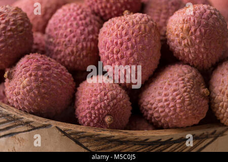 Frische rosa reif Litschis in einem Korb Nahaufnahme Stockfoto