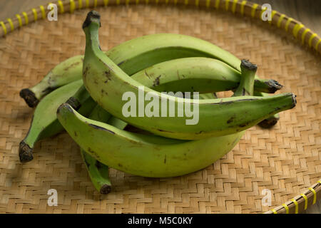 Korb mit frischem Grün unreife Bananen Stockfoto