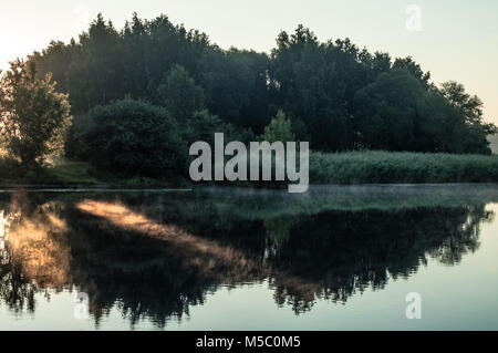 See in der nebligen Morgen. Stockfoto