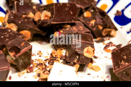 Typische italienische Weihnachten Torrone (turron) mit Schokolade und gianduja Haselnüsse Stockfoto