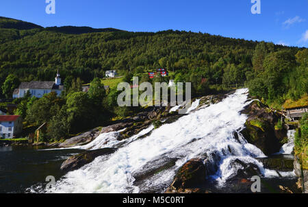 Wasserfall in Hellesylt, einer kleinen Stadt am Eingang zum Geirangerfjord an einem sonnigen Sommertag Stockfoto