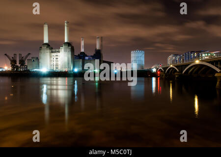 London, England - November 9, 2012: Grosvenor Bridge und Battersea Power Station sind in der Themse in der Nacht wider. Stockfoto