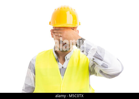 Meister oder Auftragnehmer, die seine Augen tragen gelbe hardhat und Warnweste auf weißem Hintergrund Stockfoto