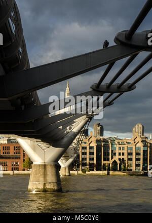 London, England, Großbritannien - 25 Oktober, 2014: Die Millennium Bridge Fußgängerbrücke überquert den Fluss Themse in die Stadt London, gesehen von unten auf die Bank Stockfoto