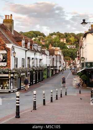 Lewes, England, Großbritannien - 21 August 2013: Fußgänger vorbei an Geschäften und Restaurants auf Cliffe High Street im East Sussex Stadt Lewes. Stockfoto