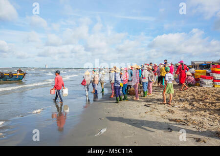 Fischer am Strand im Fischerdorf Long Hai und Long Hai Markt, Ba Ria Vung Tau, Vietnam Stockfoto