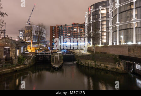 London, England, Großbritannien - 21 Dezember, 2017: Victorian Gasholders haben Mercedes-Ingenieure in Wohnung Gebäude neben dem Regent's Canal in King's Cross. Stockfoto