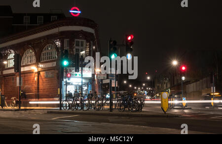 London, England, Großbritannien - 21 Dezember, 2017: Pendler und Verkehr durch Chalk Farm Road an der Chalk Farm Station in Camden, nördlich von London. Stockfoto