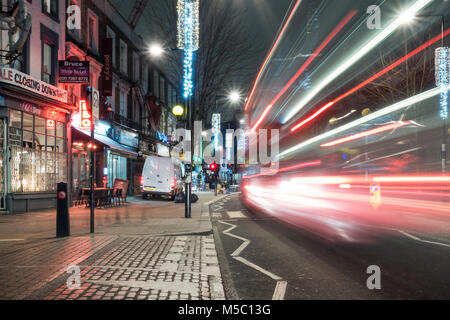 London, England, Großbritannien - 8. Januar 2018: Ein roter Doppeldeckerbus London Bus bewegt sich entlang der Chalk Farm Road in Camden Town, nördlich von London, in der Nacht. Stockfoto