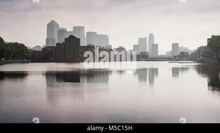 London, England, Großbritannien - 1. Juli 2010: Die modernen Büro- und Wohngebäuden der Londoner Docklands Bankenviertel sind in den Gewässern des wider Stockfoto