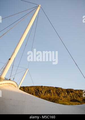 Edinburgh, Schottland, UK - 21. März 2015: Abend Licht auf die Our Dynamic Earth Museum neben Salisbury Crags in Edinburgh Holyrood Park. Stockfoto
