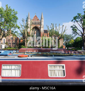 London, England - Juni 8, 2016: schmale Boote auf das Regent's Canal in der Nähe von Klein Venedig in der Nachbarschaft von Maida Vale London günstig. Stockfoto