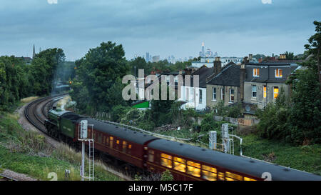 London, England - 26. Juli 2015: eine Dampfmaschine schleppt ein Passagier ausflug Zug durch Tulse Hill in den Vororten im Süden Londons, mit der Stadt sky Stockfoto