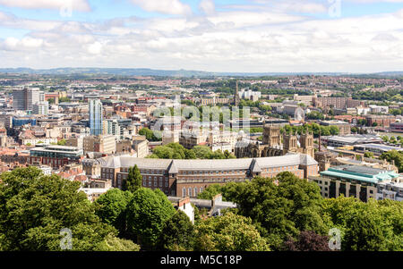 Bristol, England, Großbritannien - 17 Juli 2016: Rathaus und der Kathedrale von Bristol stehen Prominente im Stadtbild von Bristol aus der Cabot Tower gesehen. Stockfoto