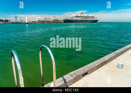 Melbourne, Australien - Queen Mary 2 Cruise Liner angedockt an Port Melbourne Pier Stockfoto