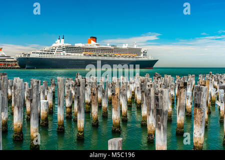 Melbourne, Australien - Queen Mary 2 Cruise Liner angedockt an Port Melbourne Pier Stockfoto