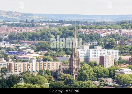 Bristol, England, Großbritannien - 17 Juli 2016: den hohen Turm von St. Mary Redcliffe Church und Sozialwohnungen Bausteine des Northgate Estate stehen Prominente in Stockfoto