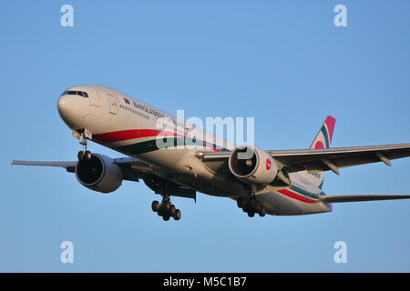 Biman Bangladesh Airlines Boeing 777 S2-AHM Landung t London Heathrow Flughafen, Großbritannien Stockfoto