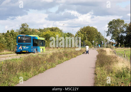 Cambridge, England, Großbritannien - 19 August 2017: Ein Fußgänger verwendet die Fuß- und Radweg entlang der Cambridgeshire geführte Schienenverteiler nördlich von Cambridge City Stockfoto