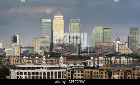 London, England, UK - 5. August 2016: Wolkenkratzer der Londoner Docklands Finanzviertel sind gegen Gewitterwolken beleuchtet. Stockfoto