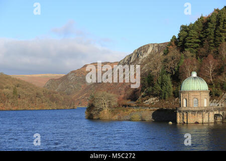 Foel Turm auf Caban-coch Reservoir in der Elan Valley, Powys, Wales, UK. Stockfoto