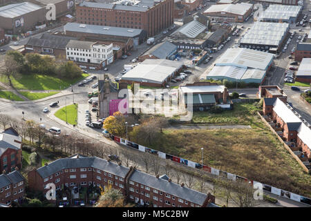 Liverpool, England, Großbritannien - 9 November 2017: Häuser stehen auf einem Grundstück von Ödland in der Mitte der Regeneration und in Lagerhäusern und Fabriken o Stockfoto