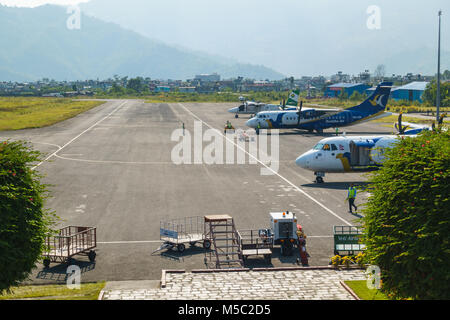 POKHARA, Nepal - ca. November 2017: drei Flugzeuge bei Pokhara Airport. Pokhara Airport ist ein inländischen Flughafen. Stockfoto