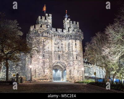 Lancaster, England, Großbritannien - 11 November, 2017: Die wichtigsten Torhaus der mittelalterlichen Schloss von Lancaster ist abends beleuchtet. Stockfoto